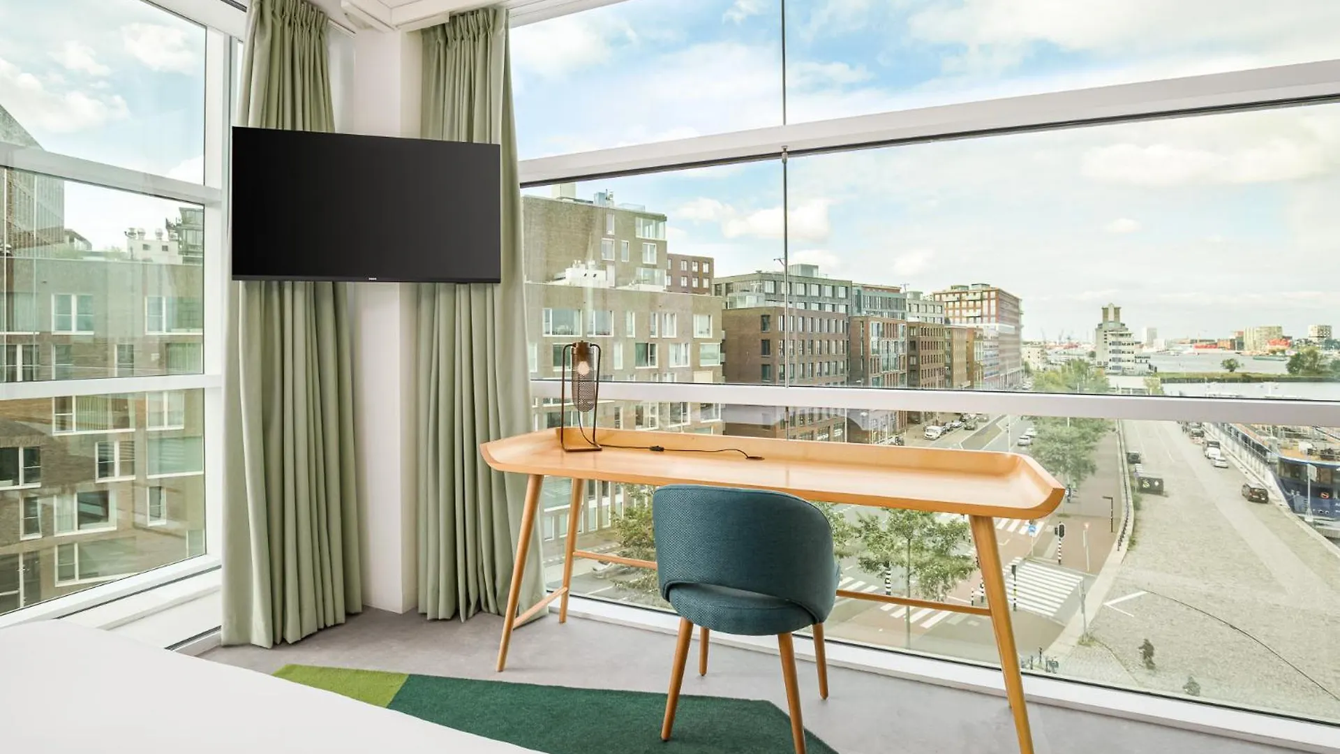 Room Mate Aitana Ámsterdam 4*,